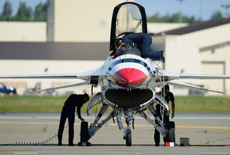 Thunderbirds - Lockheed Martin F-16C Fighting Falcon